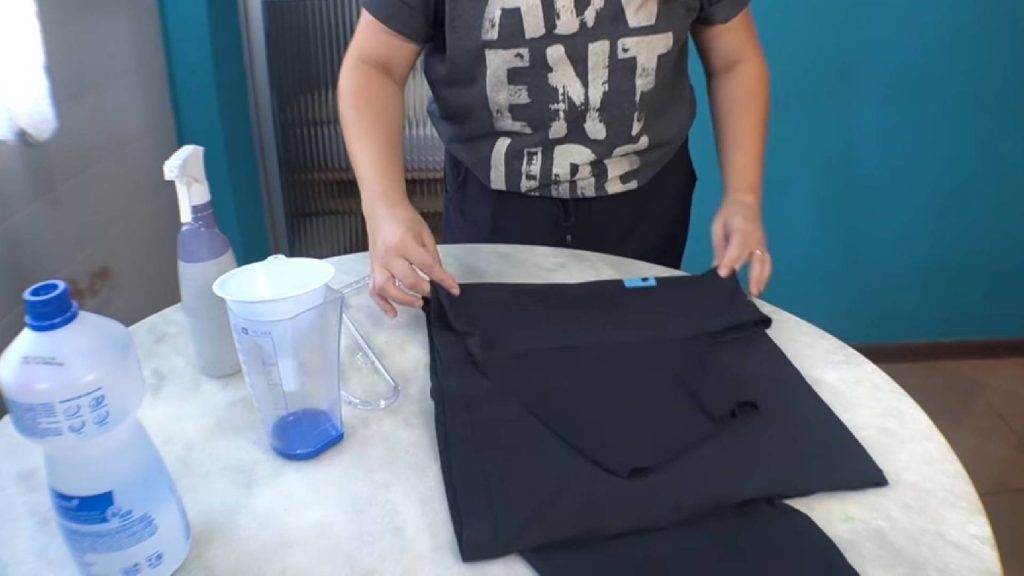 Como desamassar roupas em minutos sem precisar de ferro de passar