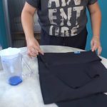 Como desamassar roupas em minutos sem precisar de ferro de passar