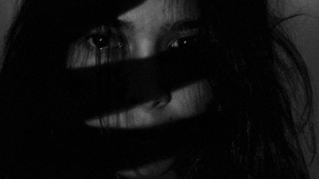 Mulher escondendo características que uma pessoa invejosa pode ter