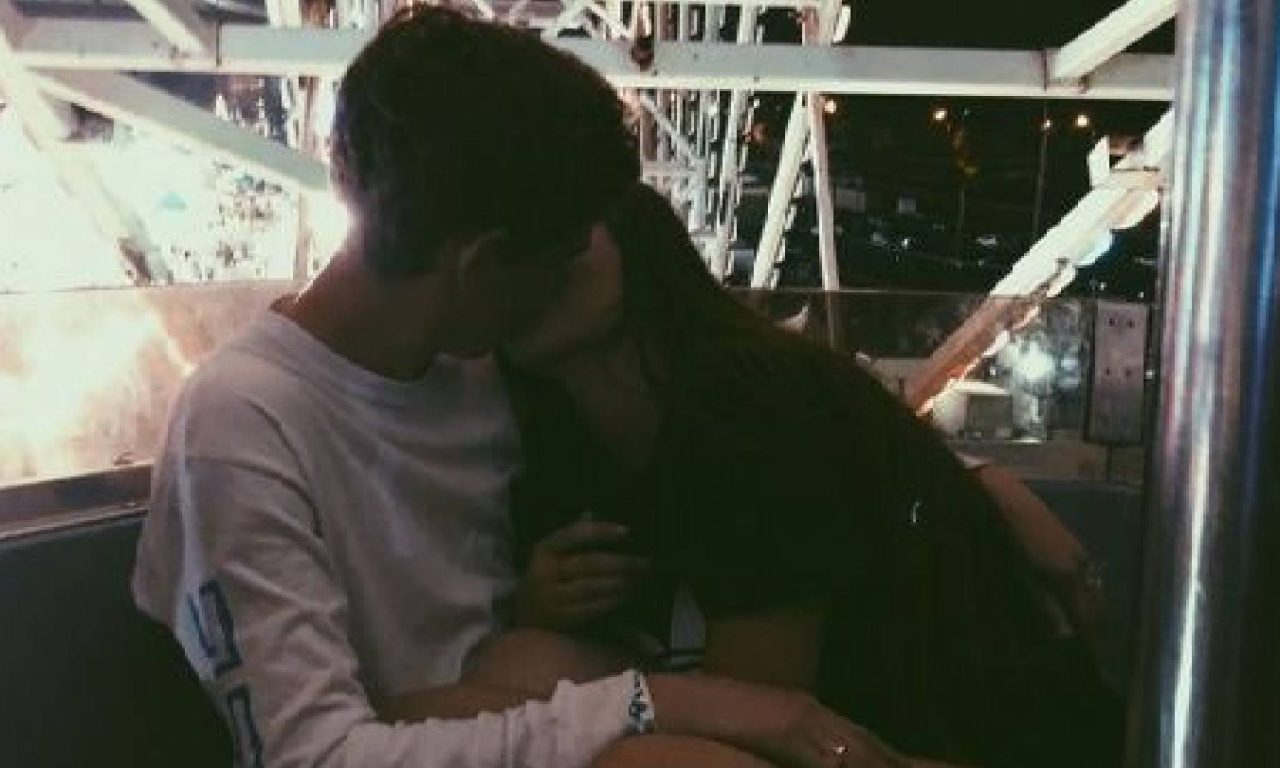 Pessoas se beijando simbolizando os signos que vão encontrar o amor