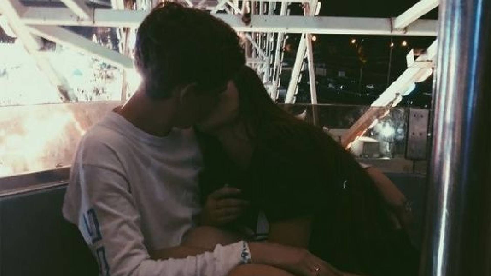 Pessoas se beijando simbolizando os signos que vão encontrar o amor