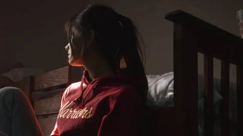 Mulher sozinha devido as manias que podem afastar as pessoas signos