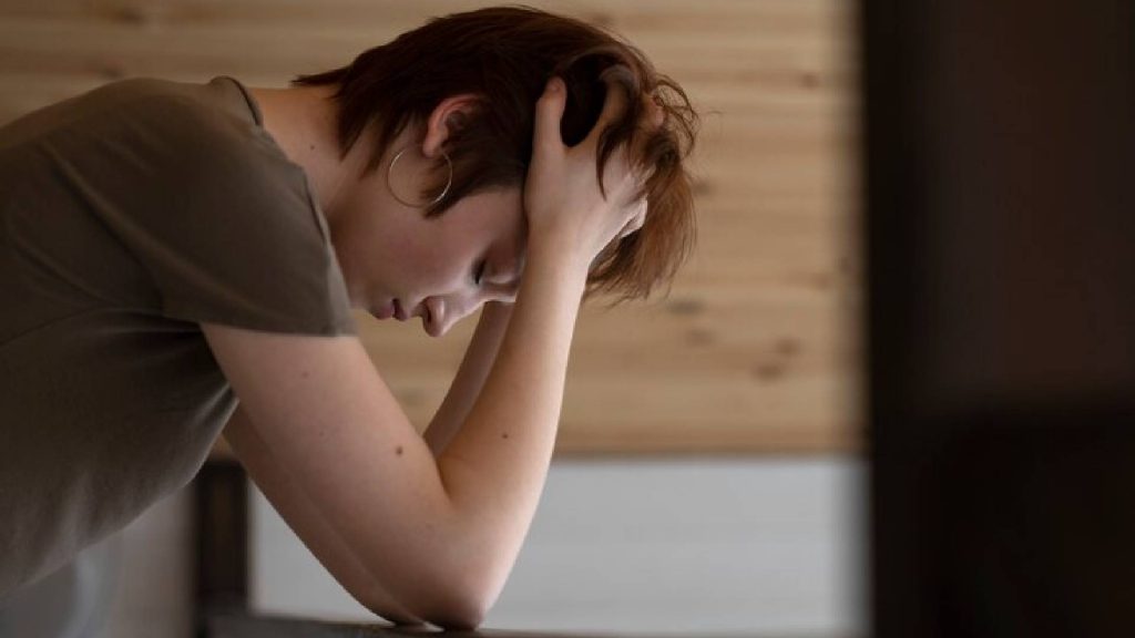 Mulher triste e isolada, um forte sinal de que ela tem baixa inteligência emocional