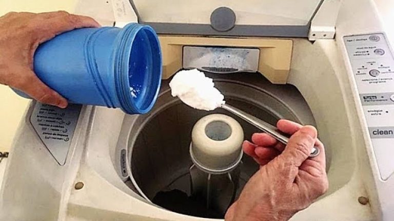 Colocar sal antes de lavar as roupas para remover manchas