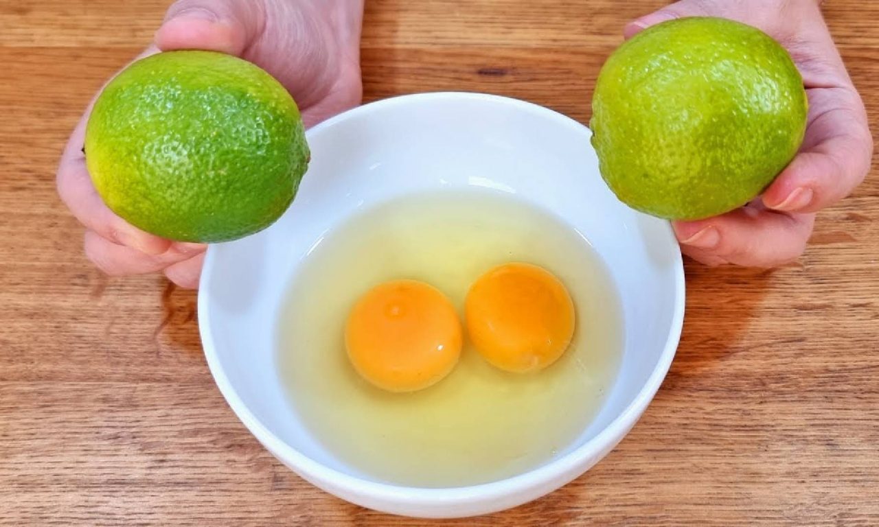 Técnica para fritar ovos adicionando limão