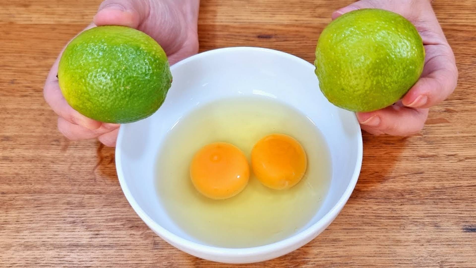 Técnica para fritar ovos adicionando limão