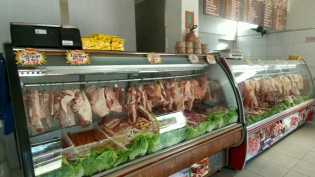 Balcão de um açougue que tem carnes mais baratas que a picanha