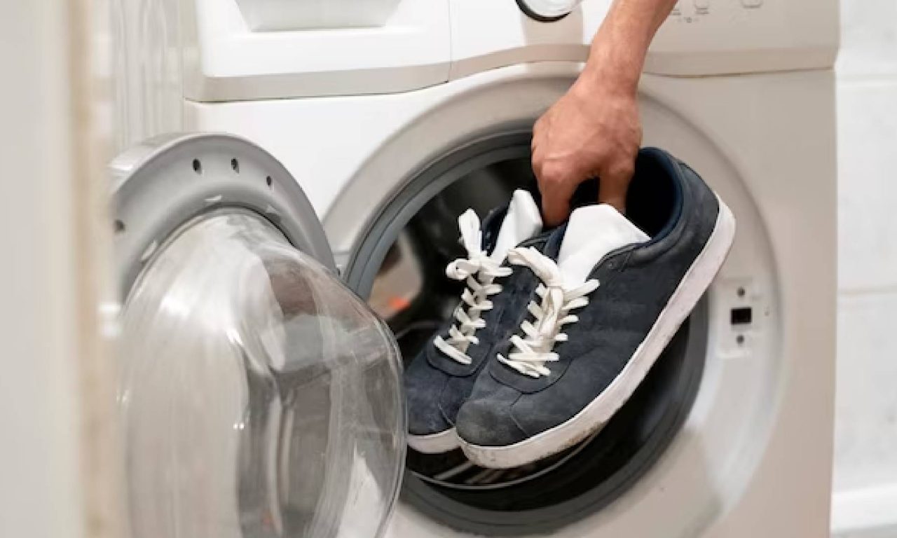 Colocar sapatos para bater é um erro ao usar a máquina de lavar
