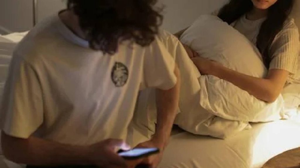 Distanciamento emocional é um sinal de que o homem está querendo terminar um relacionamento