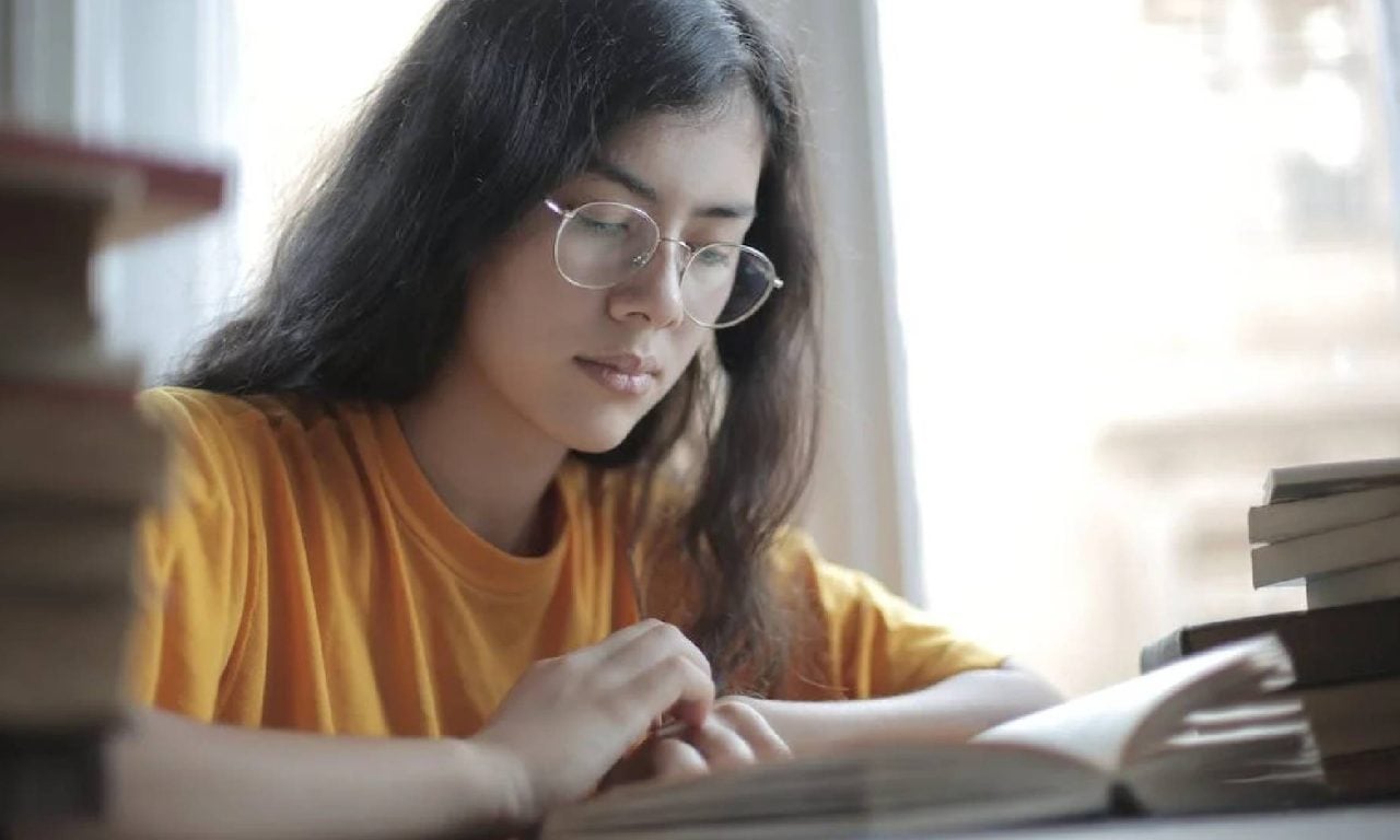 Mulher lendo, simbolizando o perfeccionismo que as pessoas inteligentes têm cursos gratuitos