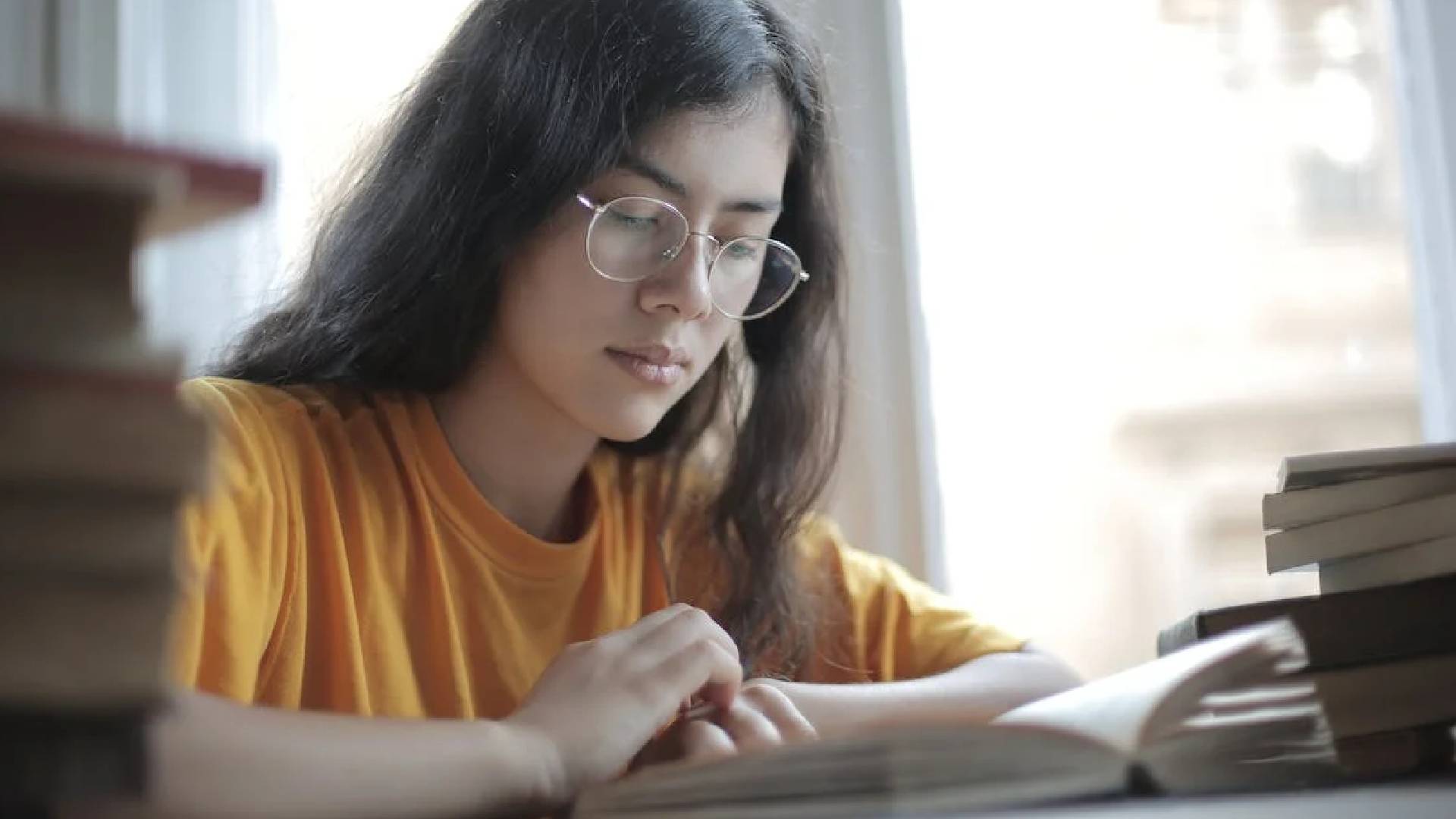 Mulher lendo, simbolizando o perfeccionismo que as pessoas inteligentes têm cursos gratuitos