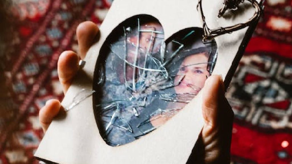 Foto quebrada simbolizando os sinais de que seu namoro não vai dar em casamento