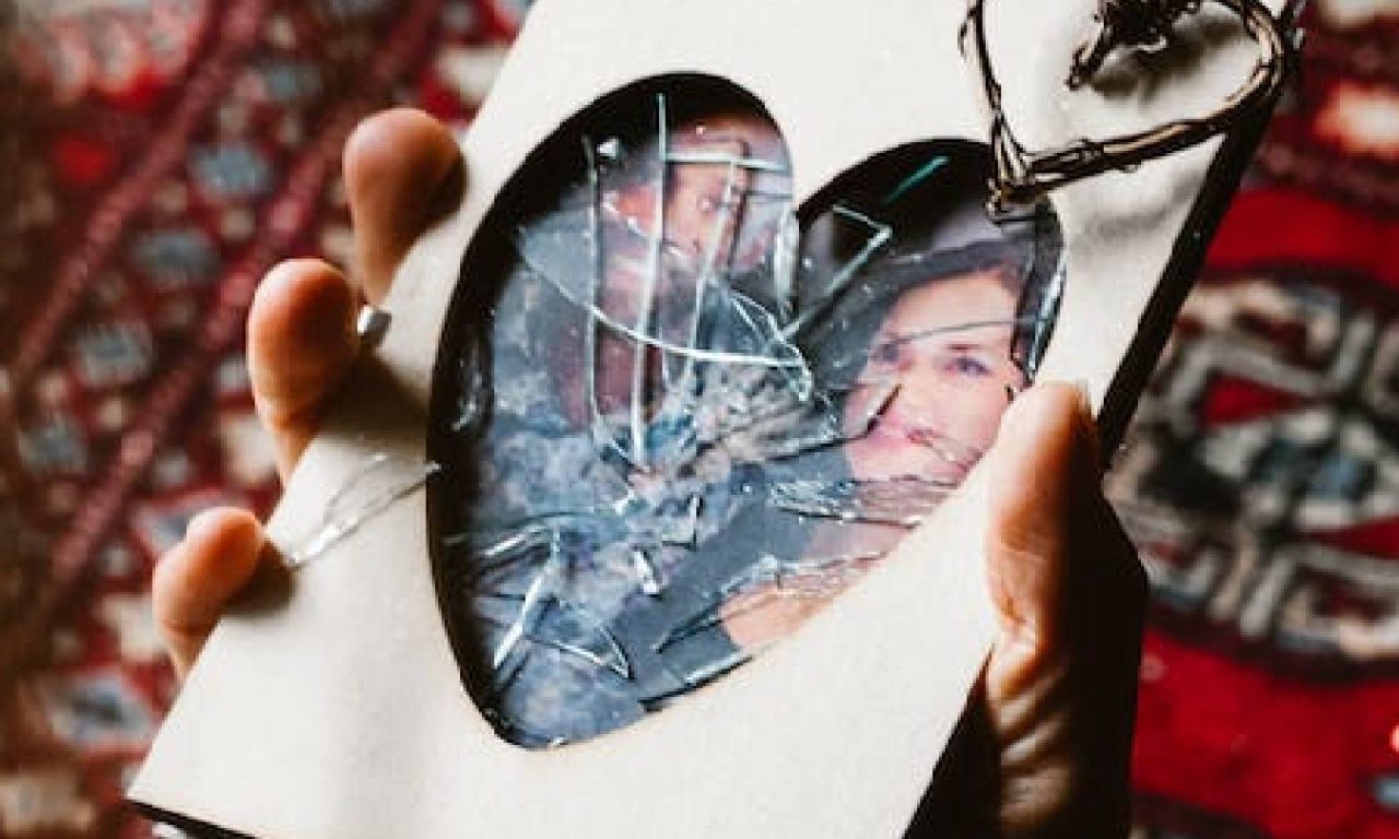 Foto quebrada simbolizando os sinais de que seu namoro não vai dar em casamento