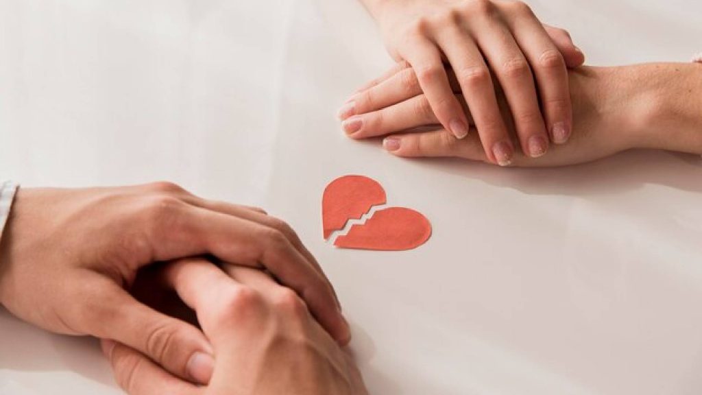 Pessoas acabando um relacionamento simbolizando os signos que vão terminar