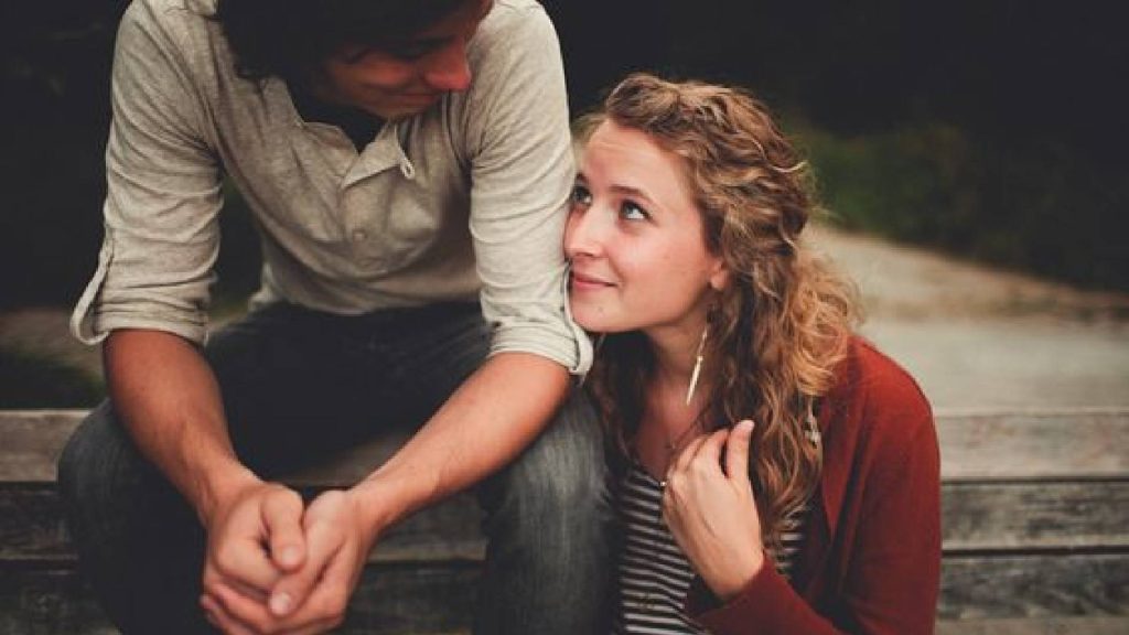 Mulher olhando apaixonada e pensando nas frases para dizer para o seu ficante signos