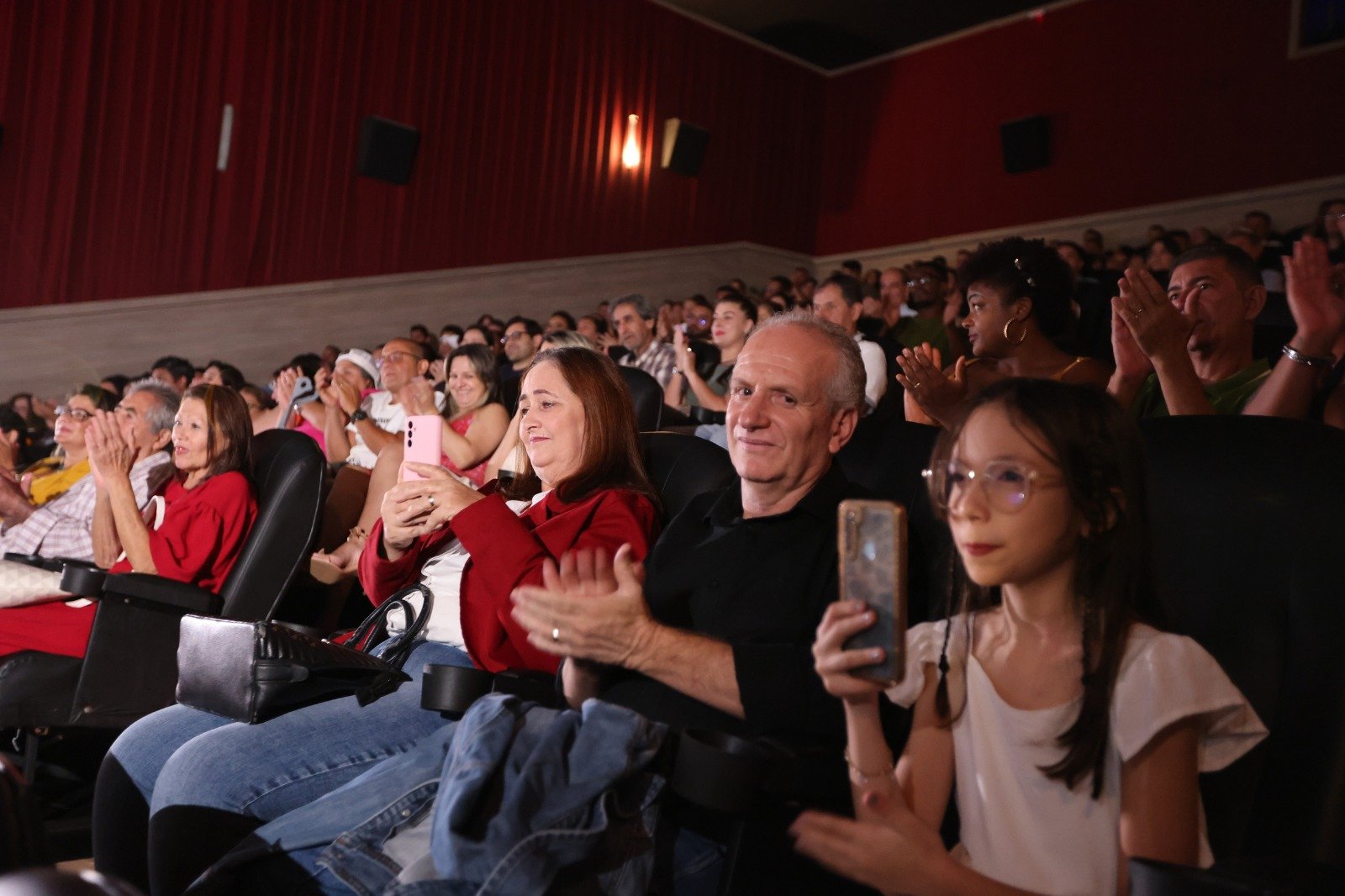 Filme que mostra os impactos do uso excessivo do celular estreia lotando cinema de Anápolis