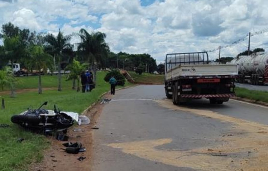 Motociclista morre ao tentar ultrapassar caminhão em avenida de Goiânia