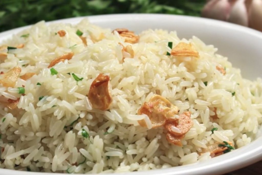 O passo a passo para fazer arroz ao alho e óleo e surpreender na cozinha