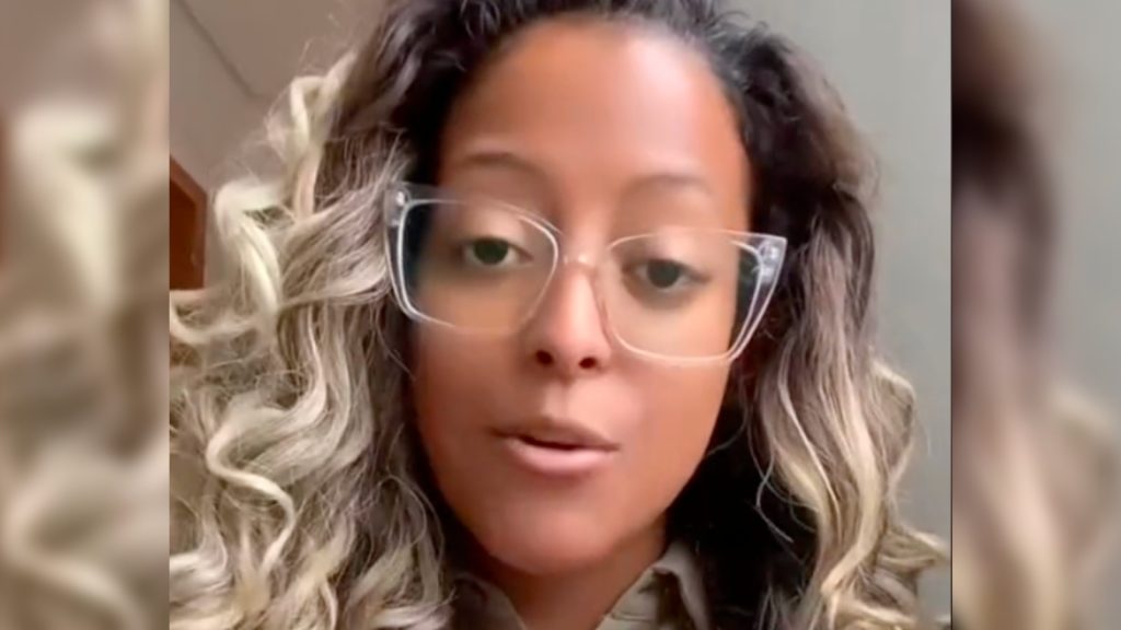 Mulher fica surpresa com mensagem enviada por maquiadora que viu as fotos dela