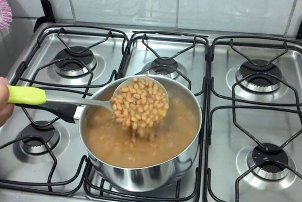 Não é a calabresa, nem o bacon: o ingrediente secreto para colocar no feijão e deixar ele perfeito