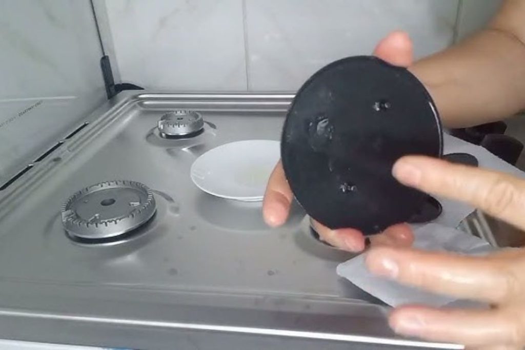 Essa é a melhor maneira de limpar a boca do fogão (fica mais fácil)