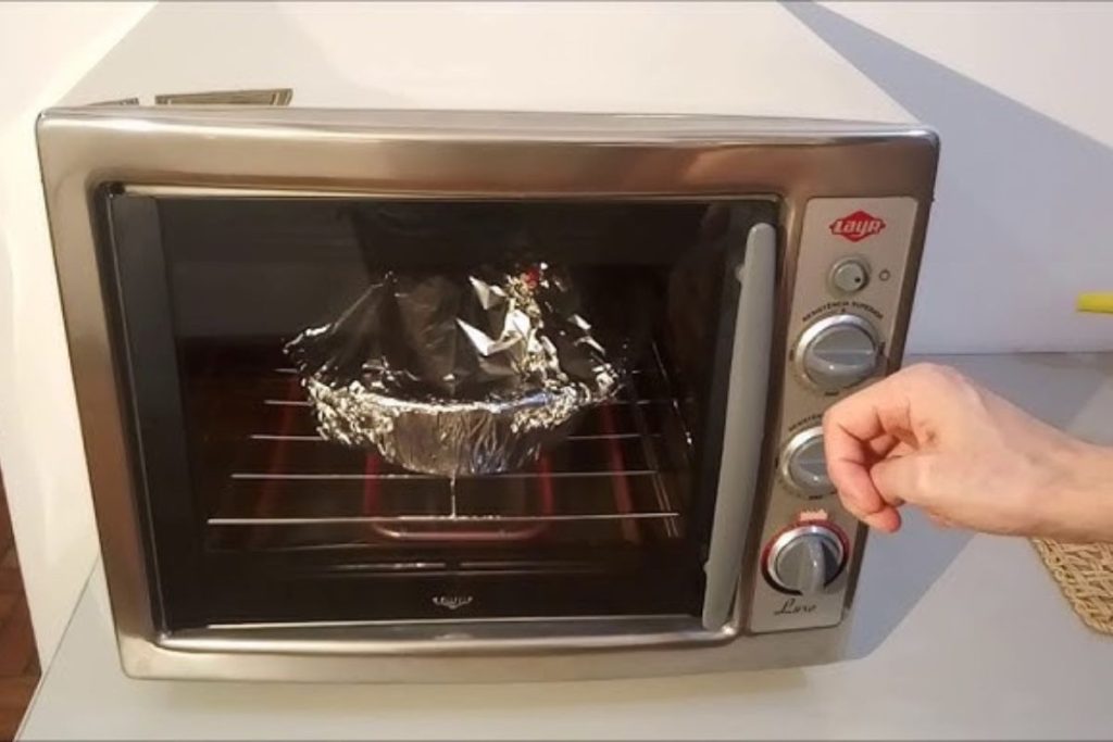 Truque fácil para deixar o vidro do forno como novo (os restaurantes fazem isso)