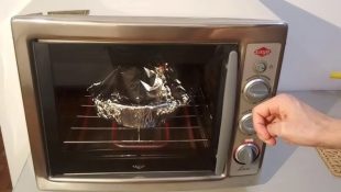 Truque fácil para deixar o vidro do forno como novo (os restaurantes fazem isso)