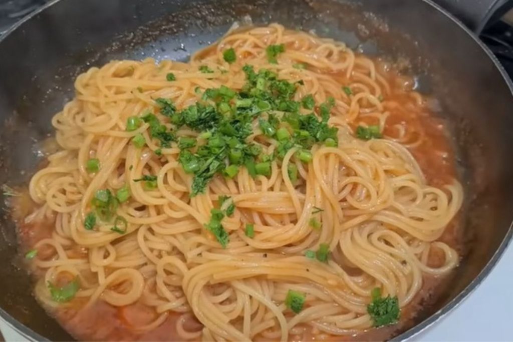 O truque dos chefs para fazer macarronada sem grudar