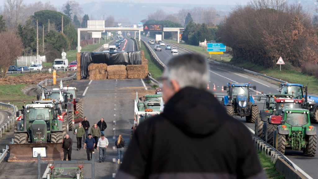 Agricultores em fúria cercam Paris, e governo promete medidas para encerrar crise
