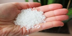 O uso de sal grosso no banheiro ajuda a reduzir umidade, eliminar odores e facilitar a limpeza do box