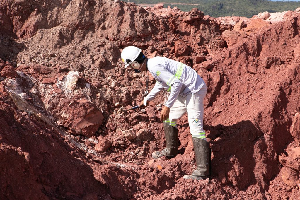 Mineradora começa produção de terras raras em Goiás; entenda