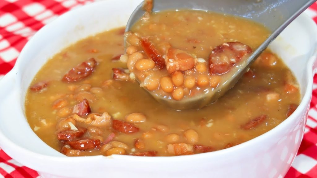 O segredo dos chefs para temperar feijão e deixar o caldinho suculento