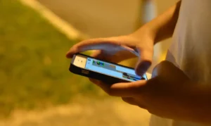 Nova regra proíbe jovens menores de 15 anos de usar redes sociais e famílias terão que se adaptar neste país