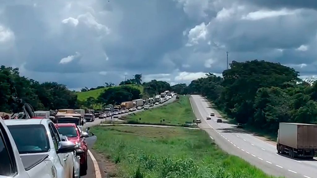 Acidente deixa BR-060 completamente parada e com congestionamento quilométrico