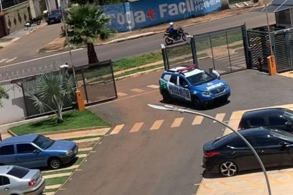 Polícia Militar no momento em que criança cai do prédio. (Foto: Arquivo pessoal)