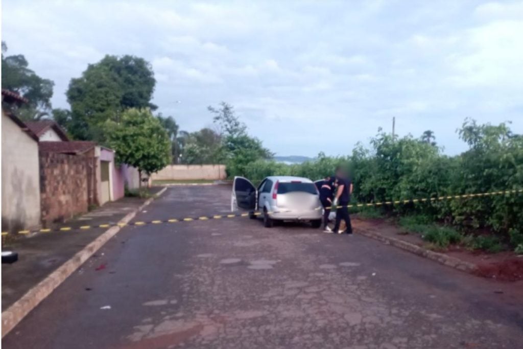 Durante madrugada, homem mata jovem e esfaqueia ex-esposa no meio de rua