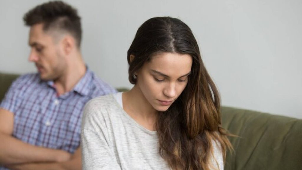 Um casal evitando conflitos, isso pode levar ao fim do relacionamento