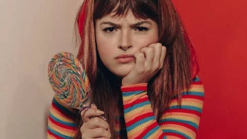 Mulher com cara de emburrada simbolizando pessoas que não tem inteligência emocional