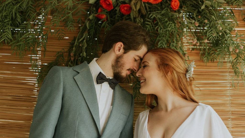 Casal prestes a viver um grande amor