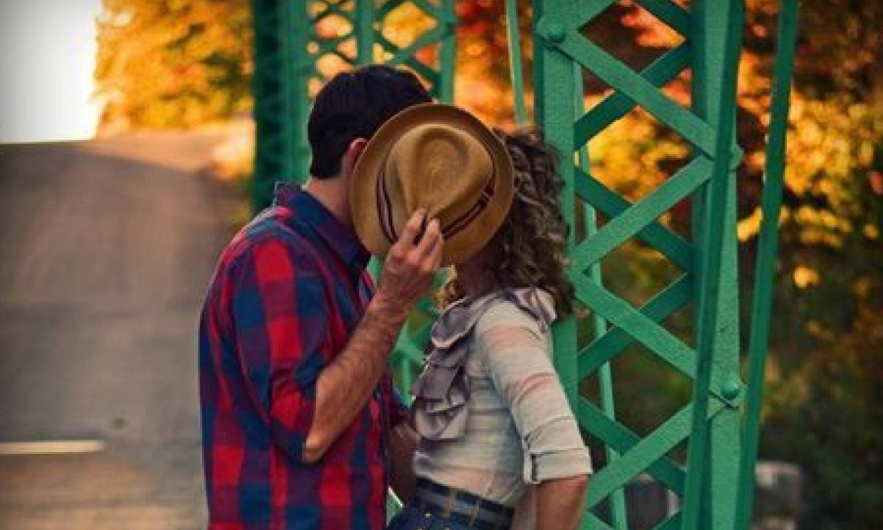 Casal beijando escondido porque ele não quer assumir nada sério