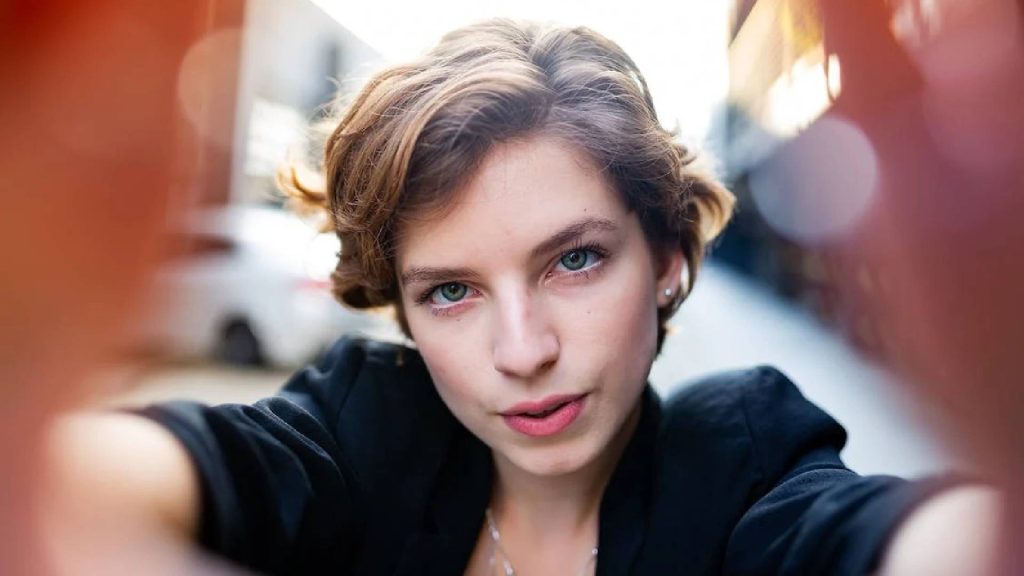 Mulher confiante simbolizando uma pessoa bonita e atraente aos olhos dos outros