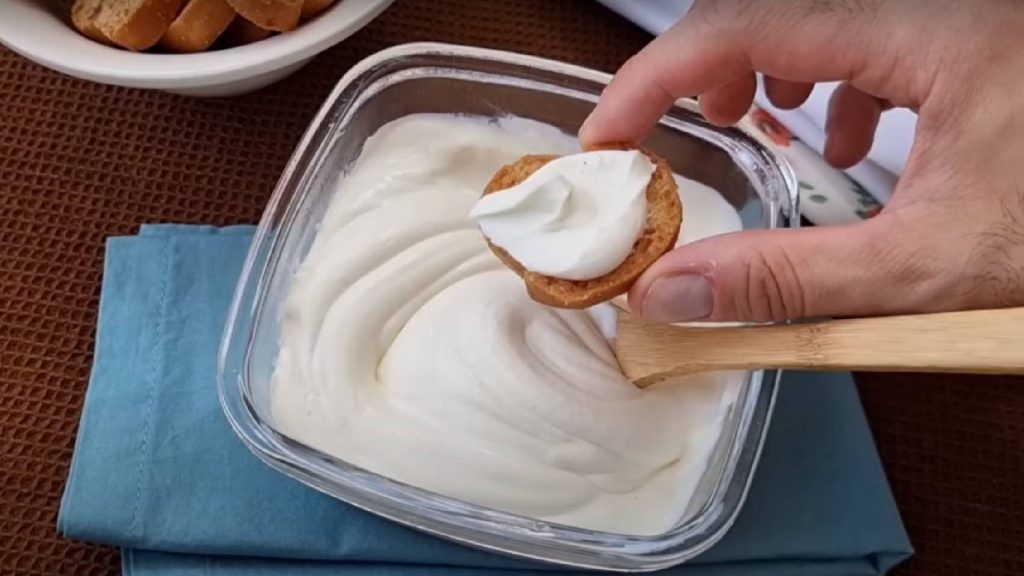 Cream cheese caseiro com poucos ingredientes é uma receita deliciosa