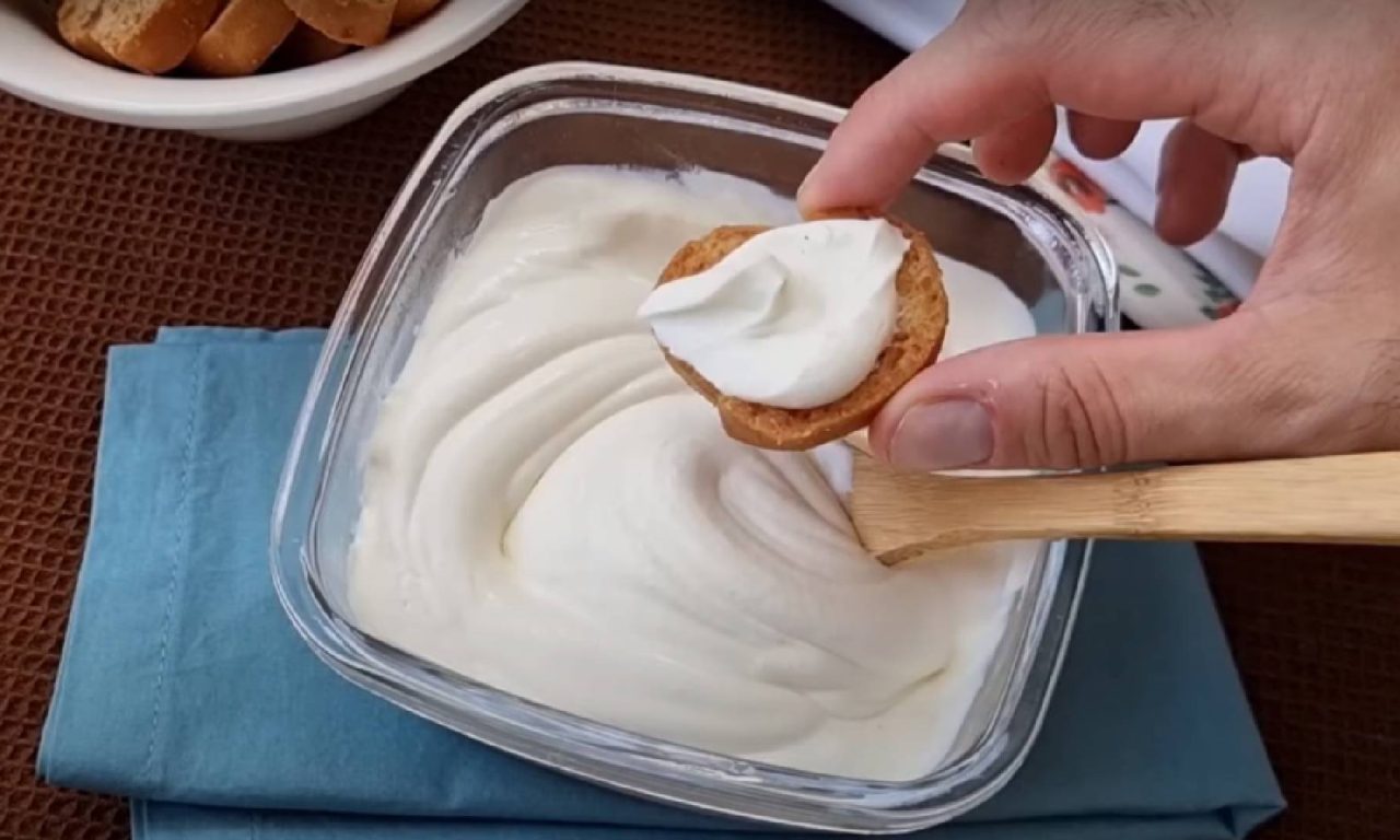 Cream cheese caseiro com poucos ingredientes é uma receita deliciosa