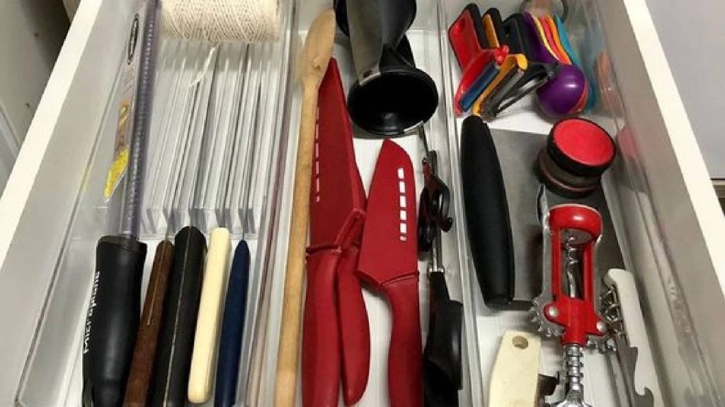 Gaveta na cozinha com itens que podem ser fatais
