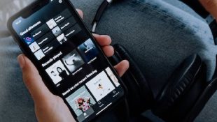 Celular com aplicativo tocando músicas de sucesso que tem significados ocultos