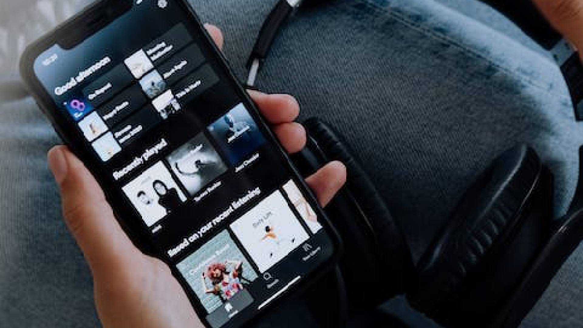 Celular com aplicativo tocando músicas de sucesso que tem significados ocultos