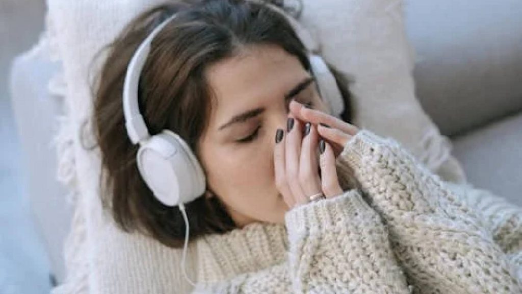 Mulher chorando por não conseguir superar o rolo que não deu certo