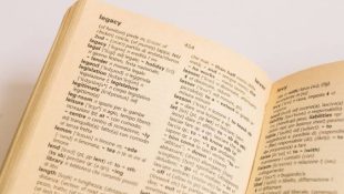 Foto de dicionário simbolizando palavras que só os mais inteligentes falam