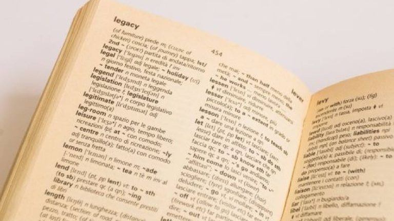 Foto de dicionário simbolizando palavras que só os mais inteligentes falam