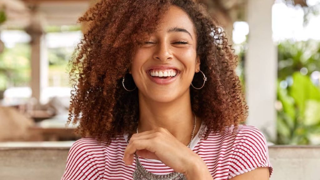 Mulher sorridente e positiva simbolizando quem é bonito